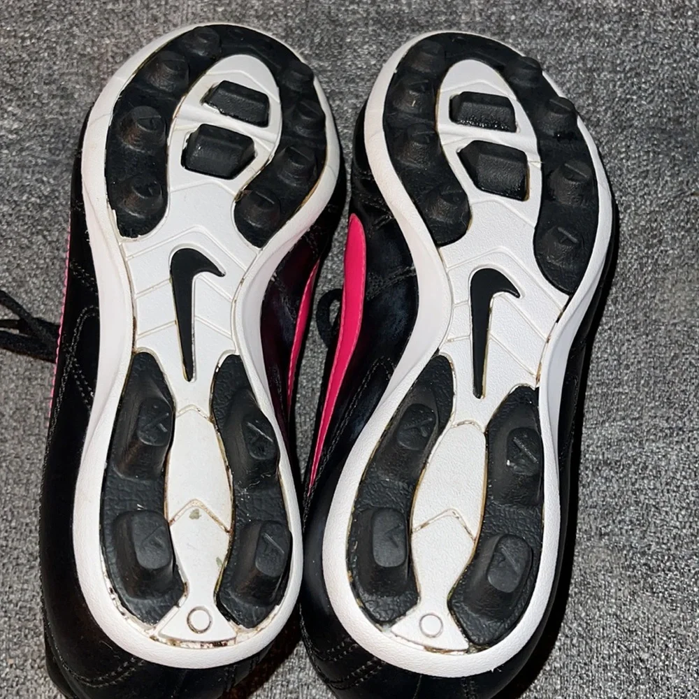Youth Nike sz 2.5 Soccer Cleats Black & Pink